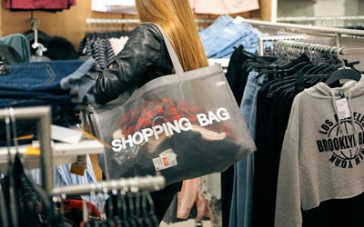 Vědí prodavačky v obchodě, když nařídí zákazníkovi odložit si tašku,že za tašku a věci v ní přebírají právní odpovědnost
